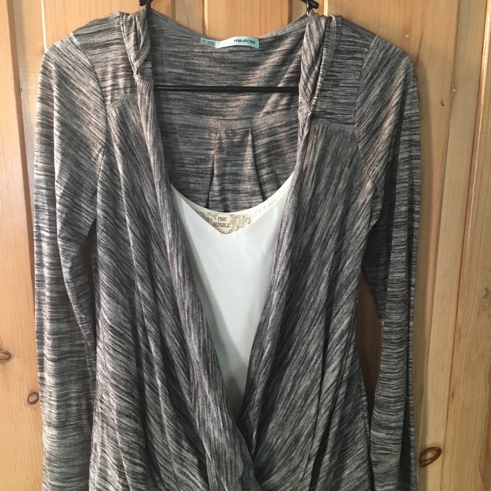 Black and Grey Print Long sleeve Tee. Size (M)